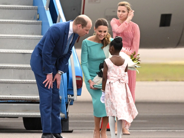 Принц Уильям, герцогиня Кэтрин и помощница личного секретаря Кембриджской Натали Бэрроуз (сзади) в аэропорту Нассау, 24 марта 2022