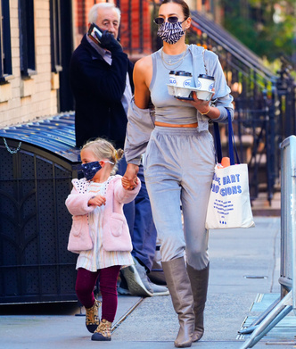 Микротренд: подбирайте принт маски к сумке, как Ирина Шейк на прогулке с дочкой