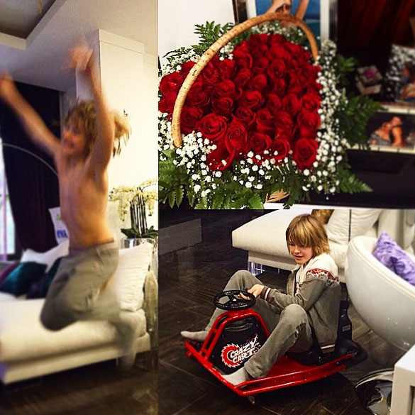 К машине для Артема прилагалась корзина красных роз для его мамы