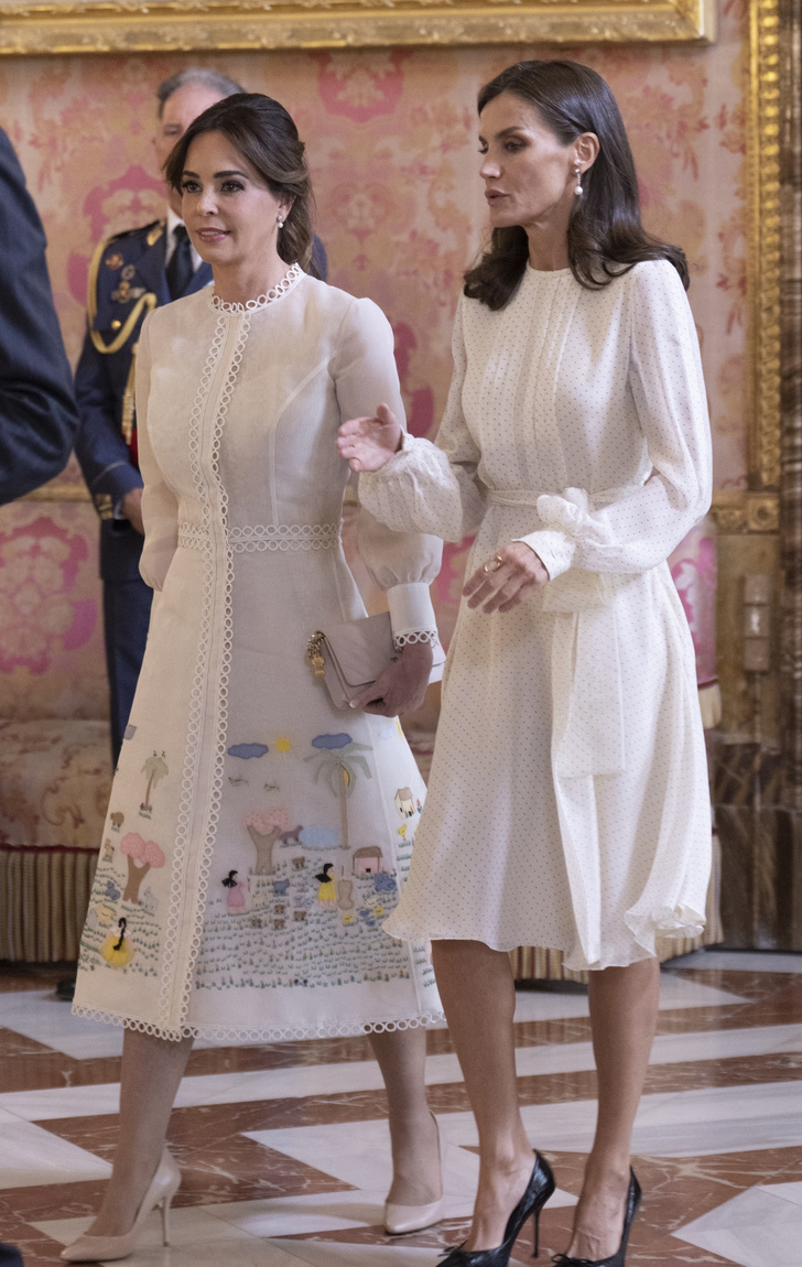 Королева Летиция носит платье своей 15-летней дочери — и выглядит в нем прекрасно