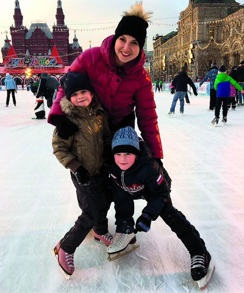 Дети Ирины стоят на коньках почти с пеленок: Варя занимается фигурным катанием, Артем – хоккеем