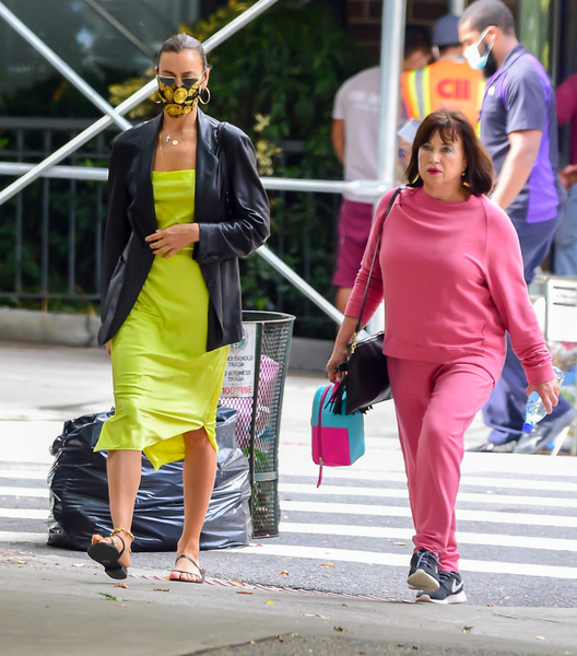 Почти как Барби: мама Ирины Шейк гуляет в молодежном образе
