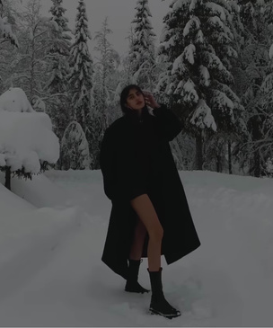 Маленькое черное платье на зиму, которое Наташа носит среди сугробов