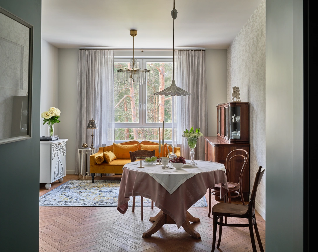 Кухня-гостиная, фрагмент. Диван, Loffilab. Буфет и стулья, винтаж, после реставрации. Светильник над столом Christie Pendant, Original BTC. Ковер, Art De Vivre. Дубовый паркет, Finex. | Источник: Ник Руденко. Стиль: Елена Середа