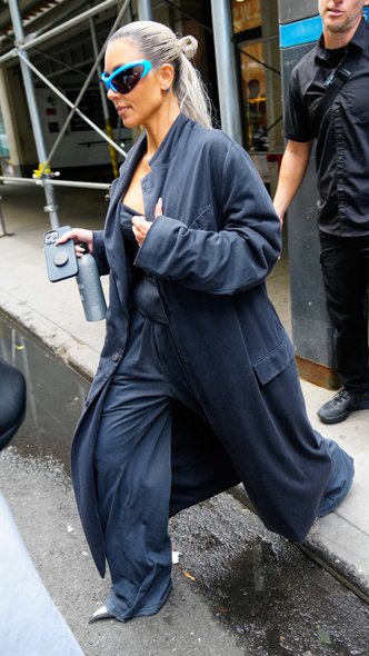 Ким Кардашьян собрала еще один стильный образ с корсетом для прогулки в Нью-Йорке