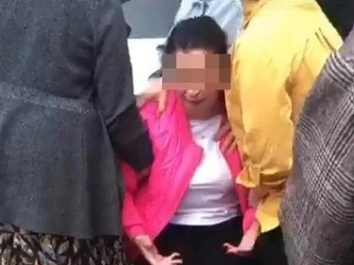 После жесткого убийства 10-летней девочки в Карачаевске у дома собралась толпа. Они требуют мести