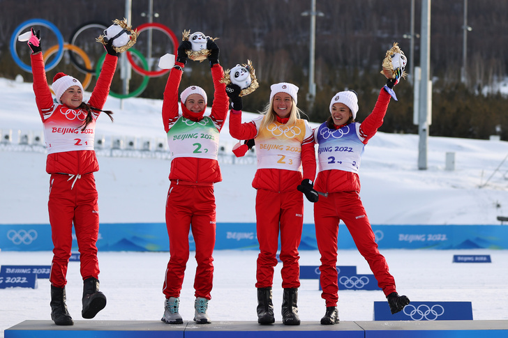 Женская сборная по лыжным гонкам выиграла золото Олимпиады! Любуемся личными фото Ступак, Степановой, Сориной и Непряевой