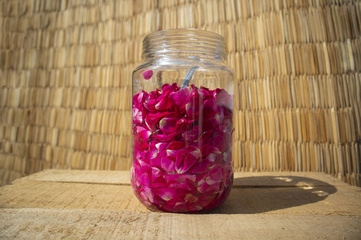 Фото №2 - Для лица, груди и равновесия: рецепты красоты из лепестков роз