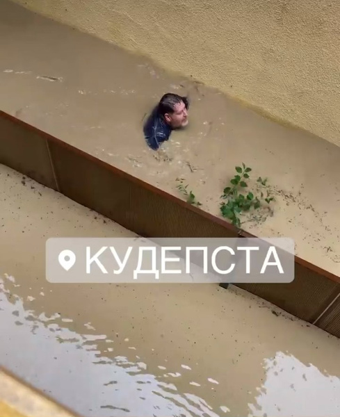 Наводнение в Сочи: людей готовят к эвакуации, пляжи разрушены и другие подробности (видео очевидцев)