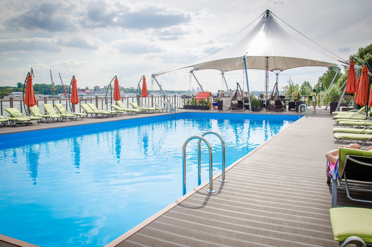 В поисках прохлады: 5 открытых бассейнов в Москве, которые помогут пережить жару