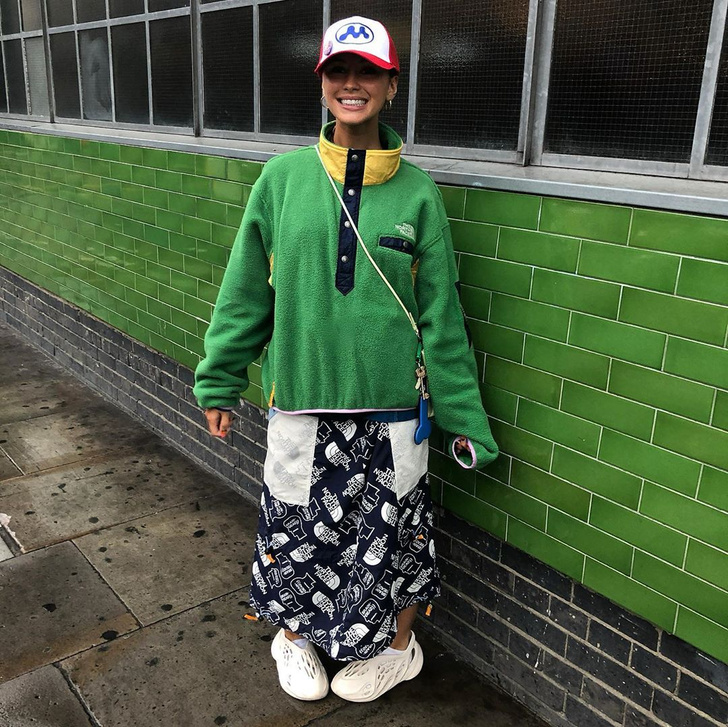 Самая модная в Лондоне: Айрис Лоу, дочь Джуда Лоу, в махровом свитшоте и кроссовках из водорослей