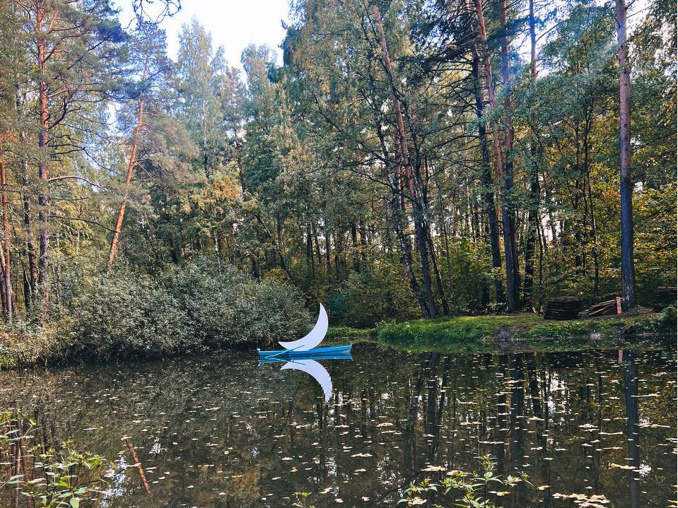 Работа Леонида Тишкова на выставке ленд-арта в парке Малевича. | mcmaison.ru