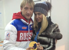 Яна Рудковская и Евгений Плющенко радуются олимпийскому золоту