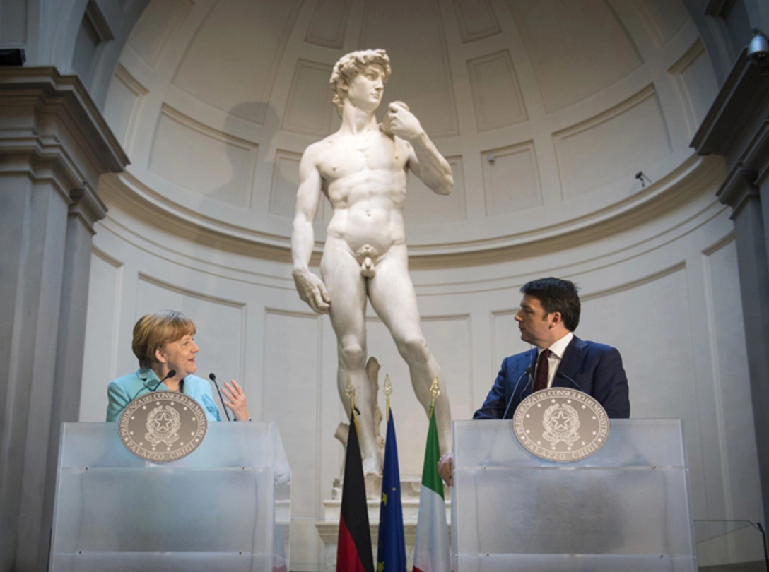 Ангела Меркель и премьер-министр Италии Маттео Ренци на пресс-конференции на фоне статуи Давида Микеланджело в Академии изящных искусств во Флоренции, 23 января 2015 года | marieclaire.ru