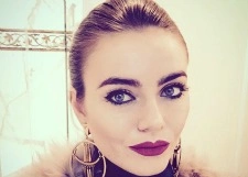 Вика Крутая вышла на первую прогулку с дочерью