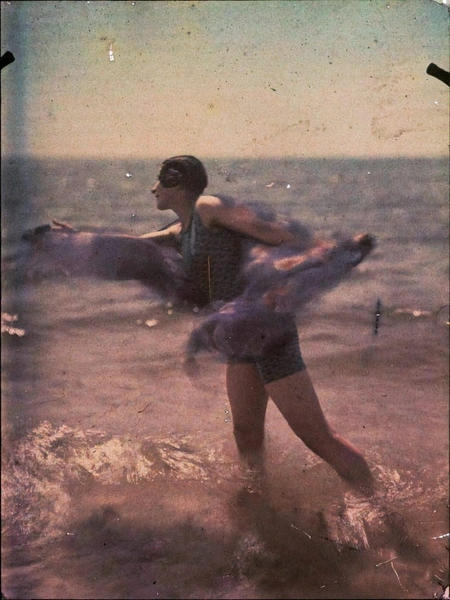 Одна из первых цветных фотосессий в купальнике на пляже, 1907 год | maximonline.ru