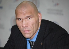 Николай Валуев приласкал бензопилу
