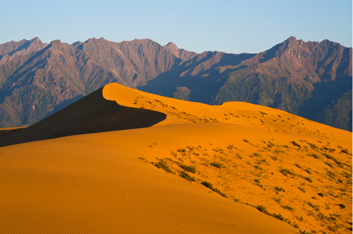 Чарские пески: одна из самых красивых и суровых пустынь России