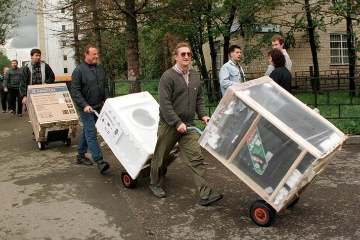 История одной фотографии: дефолт 1998 года, москвичи избавляются от накоплений