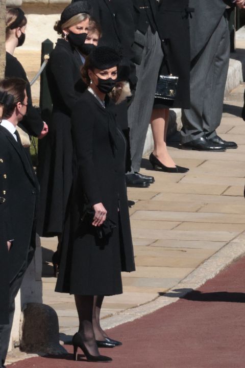 Фото №7 - Кейт Миддлтон в черном платье-пальто и в жемчужном колье на похоронах принца Филиппа