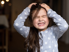 Бруксизм у детей: почему ребенок скрипит зубами во сне