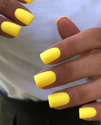 7 самых модных лаков для ногтей на лето 2022: от вишневого до ярко-желтого