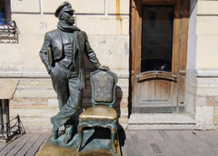Из книг — на улицу: 5 памятников литературным персонажам в Петербурге