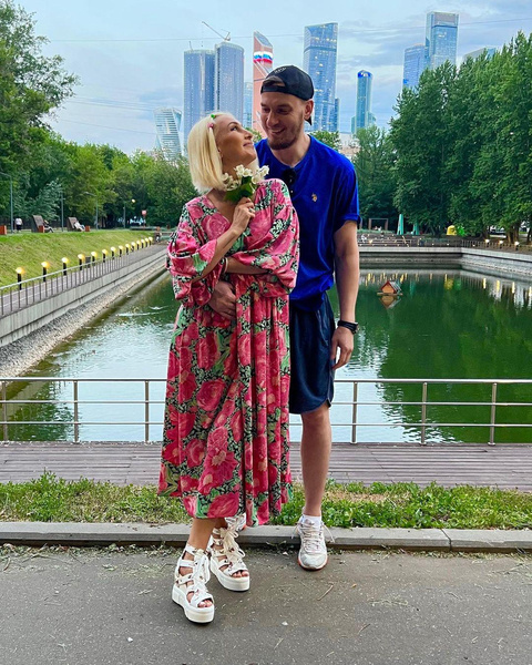 Лера Кудрявцева гуляет по Москве в самом неудачном платье лета-2023