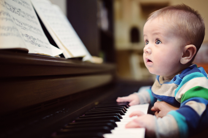 Как знакомить малыша с миром музыки и звуков