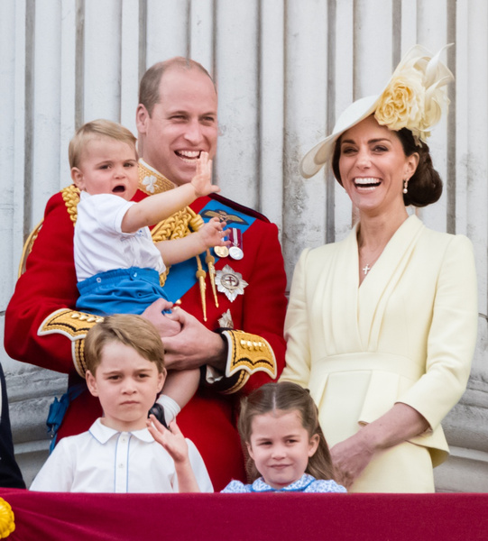 Королевское наследство: принц Луи носит детские вещи своего дяди Гарри