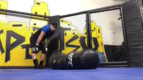 Боец UFC метко спародировал безумные тренировки соперника Хабиба (видео)