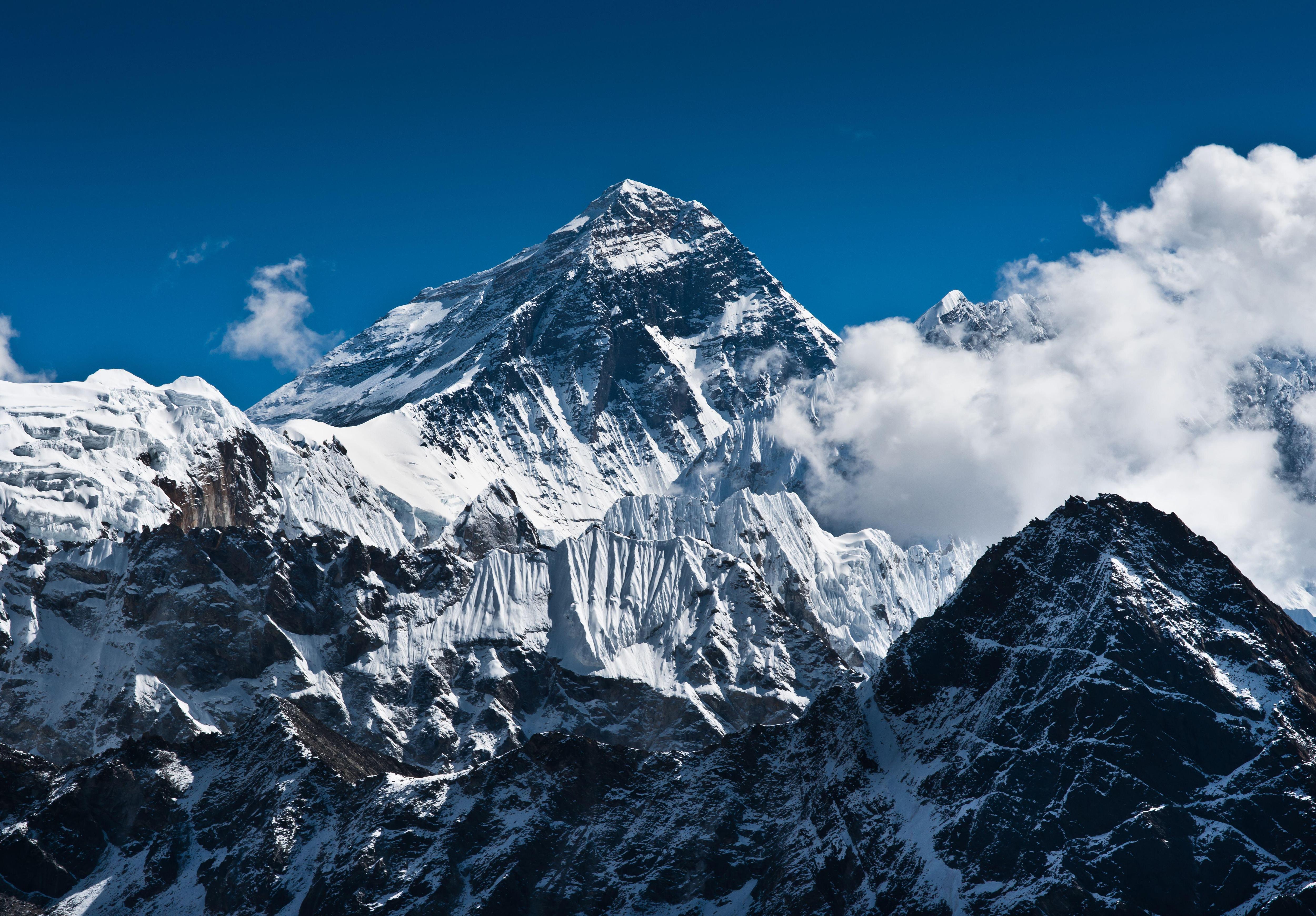 В каком городе находится гора эверест. Джомолунгма. Самая опасная гора в мире Аннапурна. Вершина Эвереста. Эверест высота.