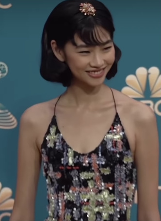 Чон Хо Ëн из сериала «Игра в кальмара» появилась в сексуальном платье-комбинации на премии «Эмми-2022»