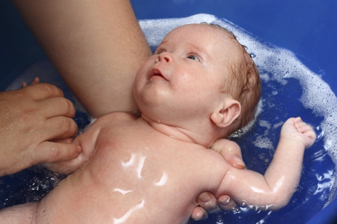 Ребенок после прививки: можно ли его купать?