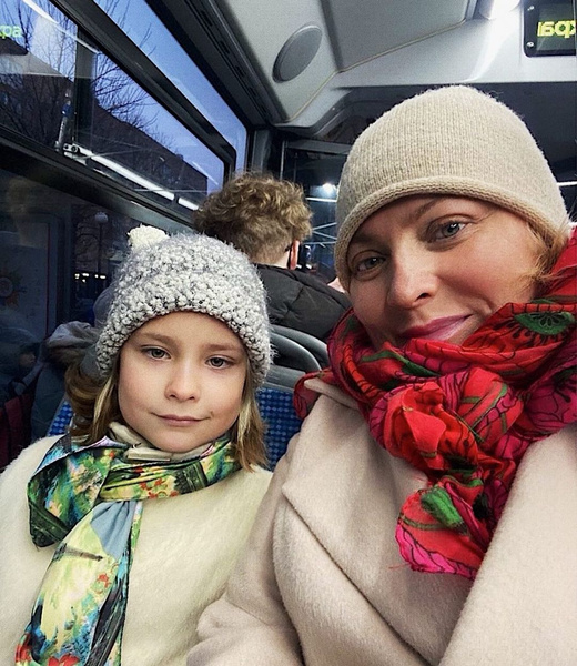 Не из тех, кто ездит на «Майбахах»: почему Пермякова возит дочь в школу на автобусе