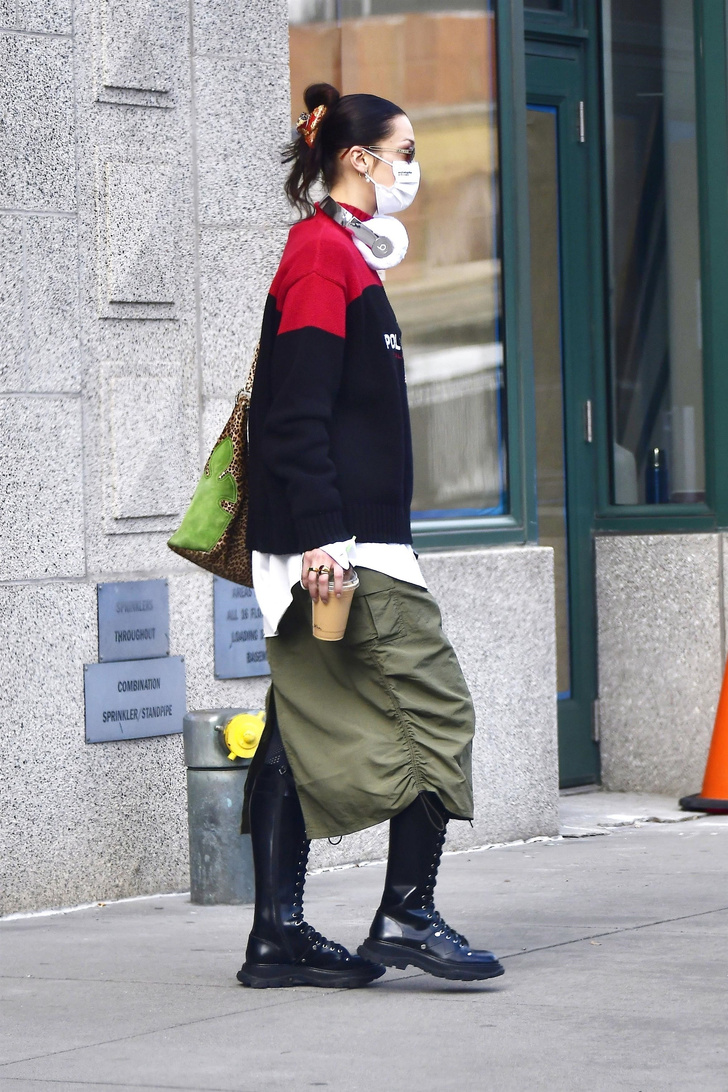 Фото №1 - Китайская заколка, леопардовая сумка, юбка-карго, свитшот из 90-х: посмотрите, как Белла Хадид балансирует на пике моды и антитрендов