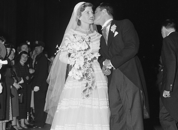 Представительница клана Кеннеди вышла замуж в платье Dior, в котором ее бабушка пошла под венец 67 лет назад