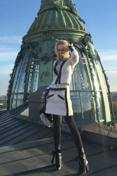 В Санкт-Петербурге Рудковская продемонстрировала свои стройные ноги на крыше дома