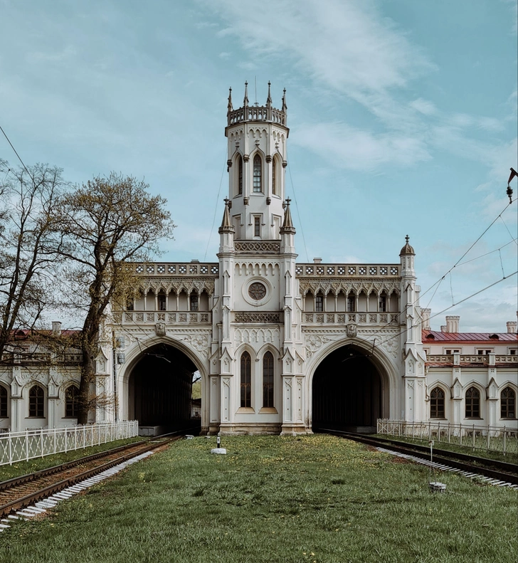 Архитектурные прогулки: парк Александрия, конюшни Николая Бенуа и «Котич» Николая I | Источник: DRUZBA.DRUZBA