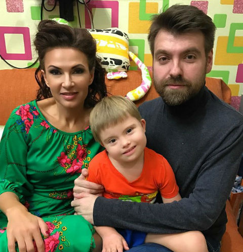Эвелина Бледанс с мужем Александром и сыном Семеном