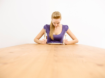 Почему диеты не работают? Женщина за столом