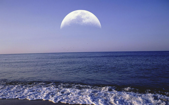 Почему приливы и отливы случаются дважды в сутки, если Луна одна?