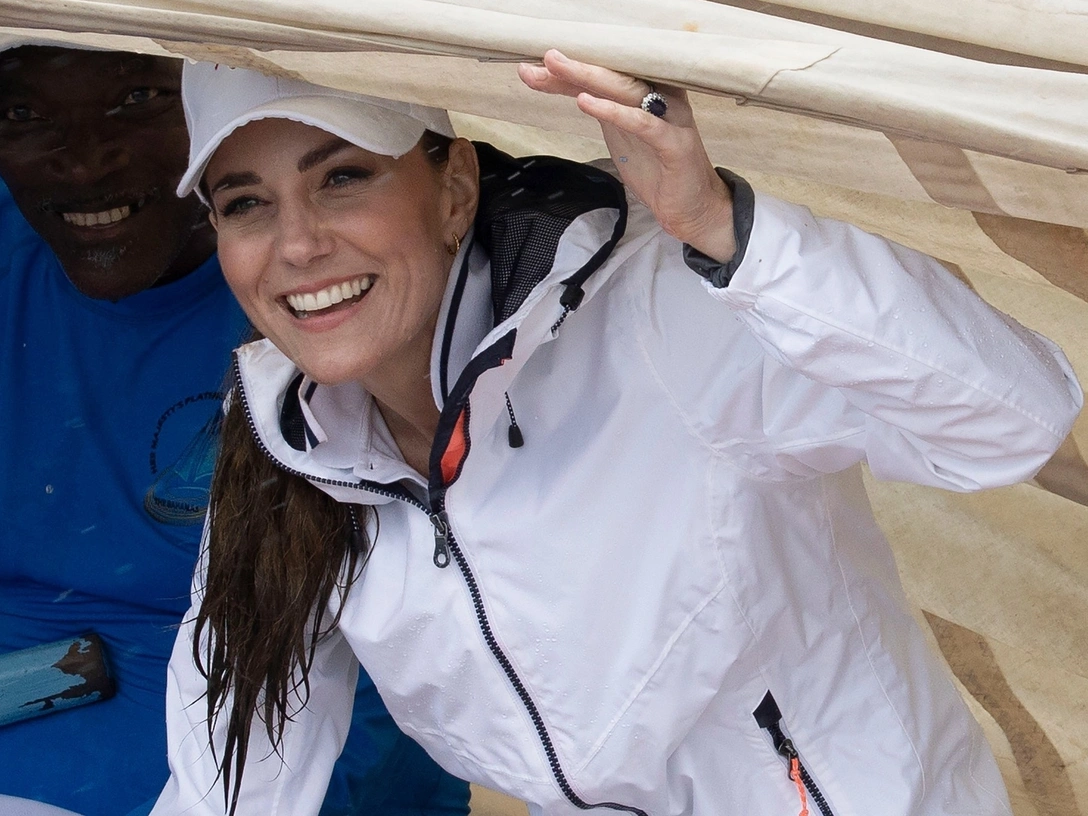 Герцогиня Кэтрин принимает участие в юбилейной парусной регате Багамских островов в шестой день тура по Карибам, 24 марта 2022 | marieclaire.ru