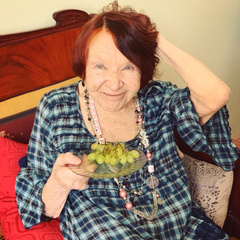 В день 92-летия знаменитой бабушки Иван Ургант* показал ее фото в молодости