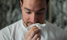Врач рассказал, как вазелин и душ помогают справиться с аллергией на пыльцу