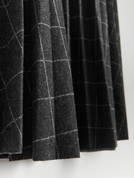 Ткань, цвет и уровень соблазна: 10 юбок, которые идеальны для офиса зимой