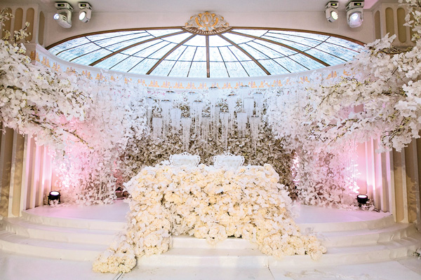 Свадьба телеведущей Ксении Бородиной была украшена белыми цветами, напоминающими снег