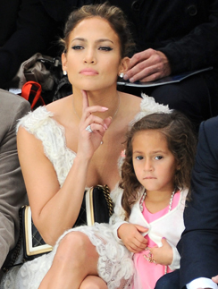 Дженнифер Лопес с дочерью на показе Chanel