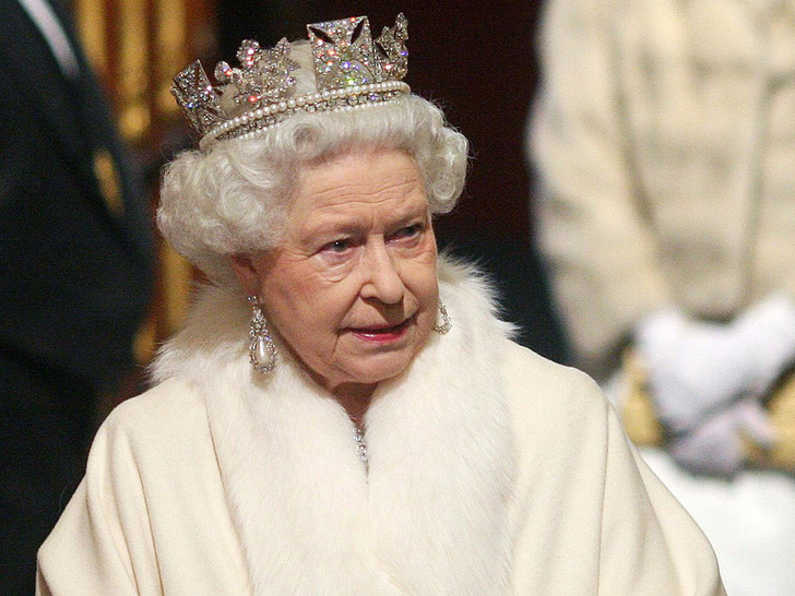 Королеве можно: дерзкий ответ Елизаветы II фотографу, который попросил ее снять корону
