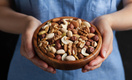 Эндокринолог Павлова назвала опасную ошибку, которую многие совершают, когда едят орехи